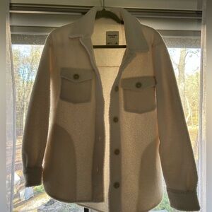 Abercrombie Sherpa Shacket. Very lightly worn. In great condition. White/cream.